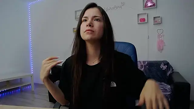Snapshot of LauraLora3 chatting on 8, 7, 2026 LauraLora3 online show from 8, 7, 2026