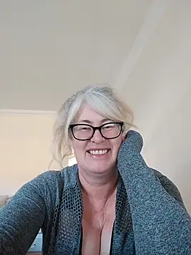 Snapshot of FlirtyFleur-x chatting on 2, 4, 2026 FlirtyFleur-x online show from 2, 4, 2026