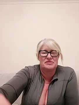 Snapshot of FlirtyFleur-x chatting on 4, 4, 2026 FlirtyFleur-x online show from 4, 4, 2026