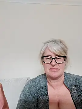 Snapshot of FlirtyFleur-x chatting on 5, 4, 2026 FlirtyFleur-x online show from 5, 4, 2026