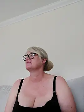 Snapshot of FlirtyFleur-x chatting on 9, 4, 2026 FlirtyFleur-x online show from 9, 4, 2026