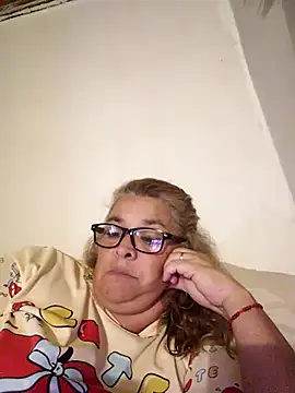 Snapshot of momismilf544 chatting on 1, 4, 2026 momismilf544 online show from 1, 4, 2026