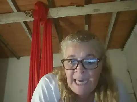 Snapshot of momismilf544 chatting on 2, 4, 2026 momismilf544 online show from 2, 4, 2026