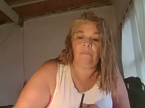 Snapshot of momismilf544 chatting on 4, 4, 2026 momismilf544 online show from 4, 4, 2026