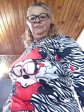 Snapshot of momismilf544 chatting on 7, 4, 2026 momismilf544 online show from 7, 4, 2026