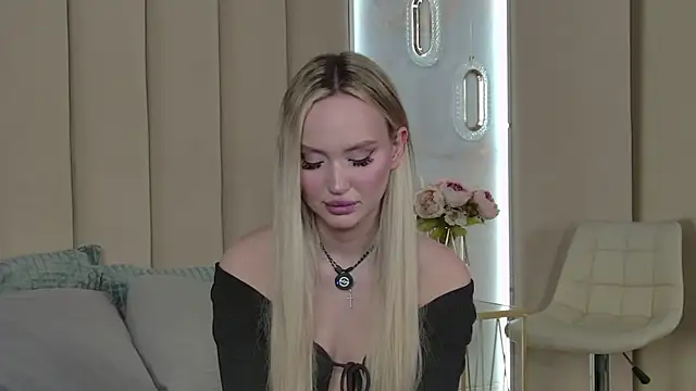 JuliaHotty  online show from 22, 4, 2026