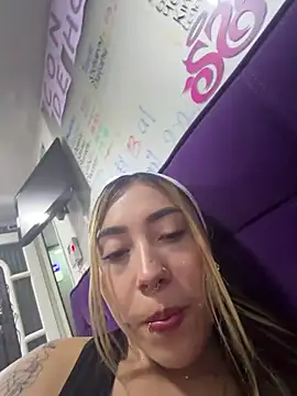 ManuelaVeeleez online show from 17, 4, 2026