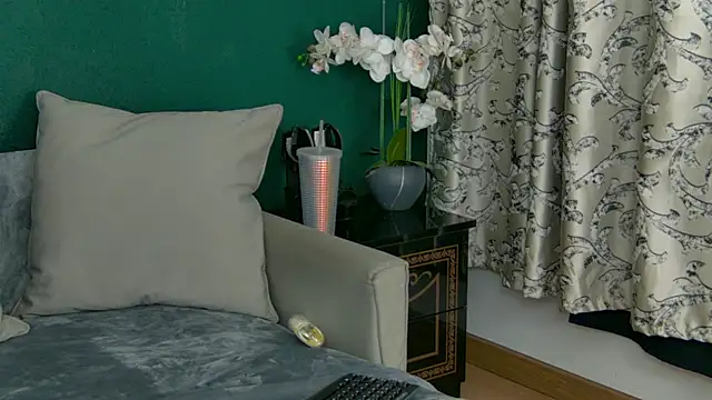 Snapshot of SkinnyNatty chatting on 24, 6, 2026 SkinnyNatty online show from 24, 6, 2026