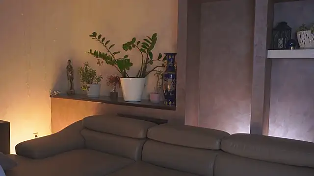 YvetteMilbrett online show from 10, 4, 2026