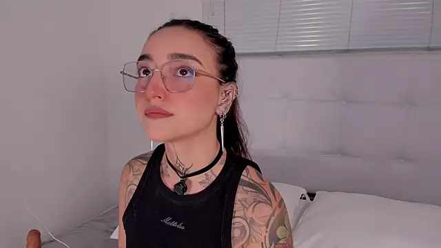 Snapshot of Emily_Rousess chatting on 3, 7, 2026 Emily Rousess online show from 3, 7, 2026