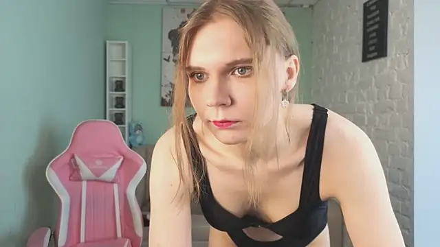 LoralAvery online show from 17, 4, 2026