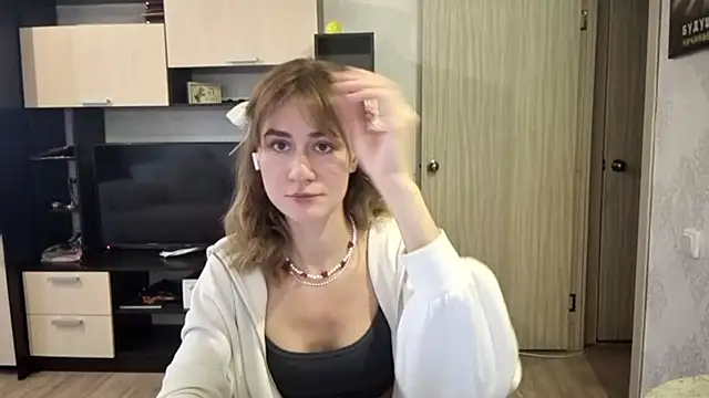 ElenoreHolguin online show from 8, 4, 2026