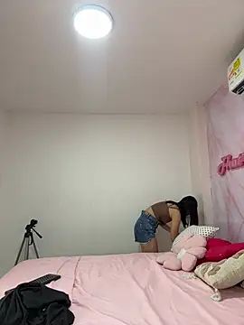 Adalyn Cute online show from 17, 4, 2026