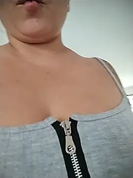 Snapshot of Emimly_Rose chatting on 28, 7, 2026 Emimly Rose online show from 28, 7, 2026
