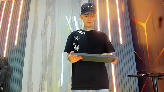 Snapshot of guys_hard_cock19 chatting on 13, 3, 2026 guys hard cock19 online show from 13, 3, 2026