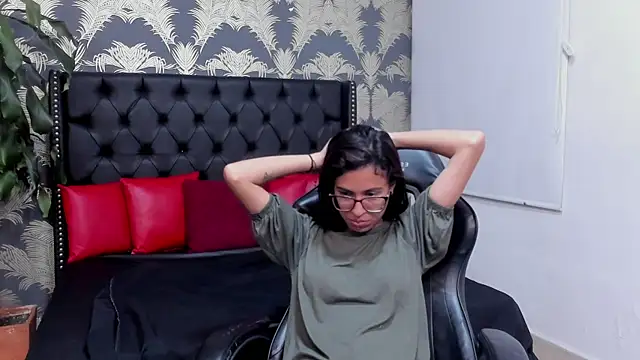 Emily Lopera online show from 29, 4, 2026