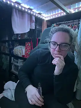 curvyneon online show from 17, 4, 2026