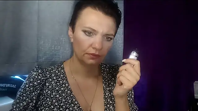 HotMamaQueen234 online show from 4, 8, 2026