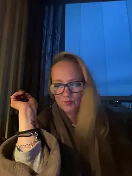 Snapshot of LizzieZ1975 chatting on 1, 7, 2026 LizzieZ1975 online show from 1, 7, 2026