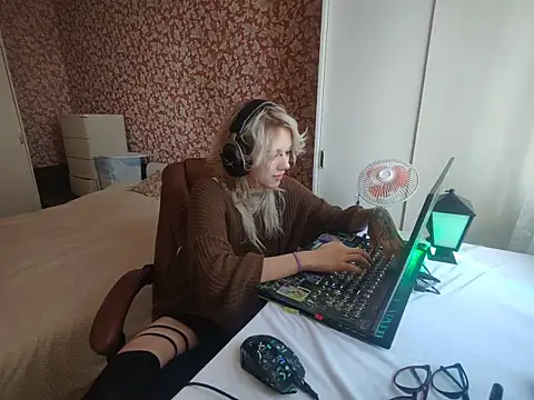 Snapshot of StijenaHunt chatting on 27, 4, 2026 StijenaHunt online show from 27, 4, 2026