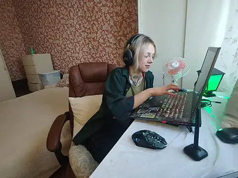 Snapshot of StijenaHunt chatting on 30, 4, 2026 StijenaHunt online show from 30, 4, 2026