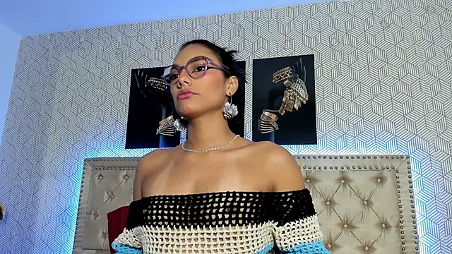 ValeAlvarez  online show from 19, 4, 2026