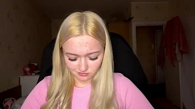 Snapshot of Sophia_Blonde chatting on 2, 4, 2026 Sophia Blonde online show from 2, 4, 2026