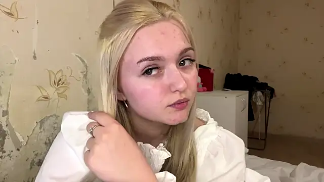 Snapshot of Sophia_Blonde chatting on 2, 4, 2026 Sophia Blonde online show from 2, 4, 2026