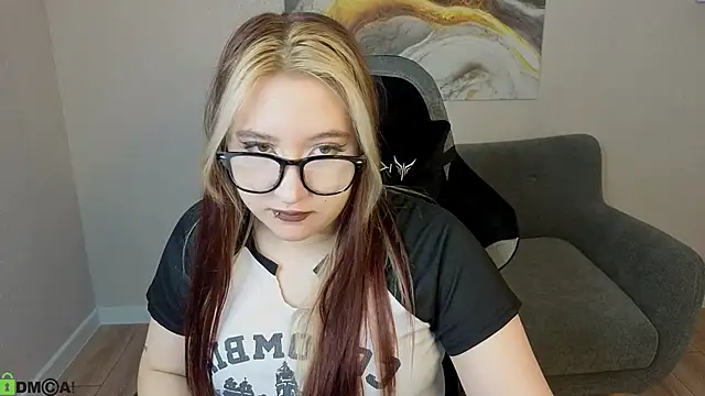 Snapshot of Luna_Host chatting on 10, 5, 2026 Luna Host online show from 10, 5, 2026