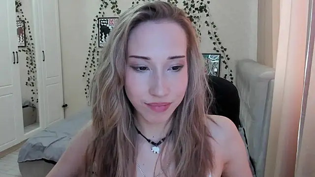 Snapshot of Emmarayder chatting on 1, 4, 2026 Emmarayder online show from 1, 4, 2026