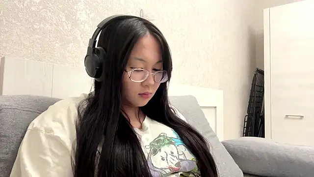 Snapshot of Feylinmay chatting on 12, 4, 2026 Feylinmay online show from 12, 4, 2026