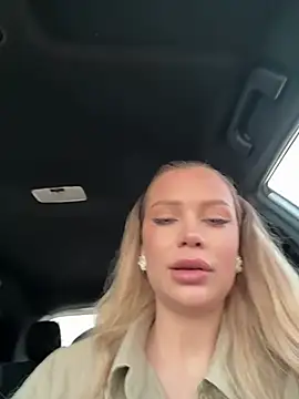 Snapshot of Girl-Mia chatting on 4, 4, 2026 Girl-Mia online show from 4, 4, 2026