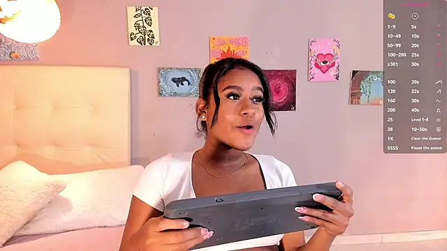 Melaniaa Roussee online show from 16, 4, 2026