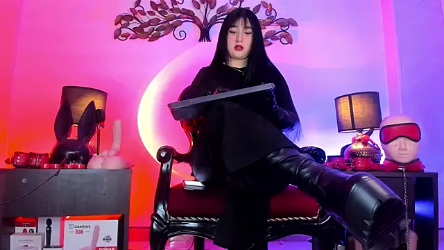 Madamedaphne  online show from 7, 7, 2026