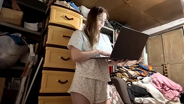 VelvetNoirra online show from 4, 4, 2026