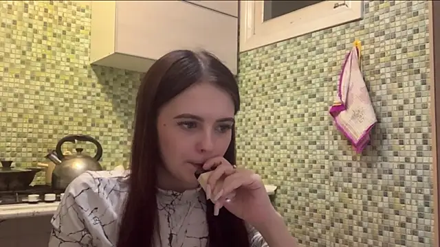 Snapshot of KikiAmino chatting on 18, 4, 2026 KikiAmino online show from 18, 4, 2026