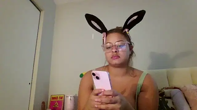 Snapshot of madzbailey chatting on 6, 4, 2026 madzbailey online show from 6, 4, 2026