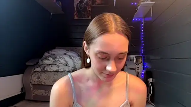 Snapshot of CoreenGau chatting on 16, 4, 2026 CoreenGau online show from 16, 4, 2026