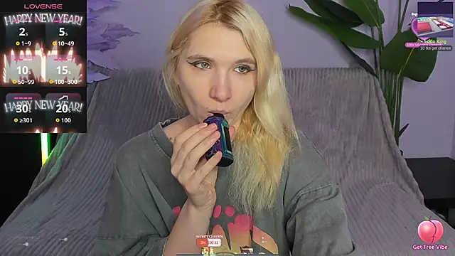 Snapshot of Kitty_Blondie chatting on 13, 4, 2026 Kitty Blondie online show from 13, 4, 2026