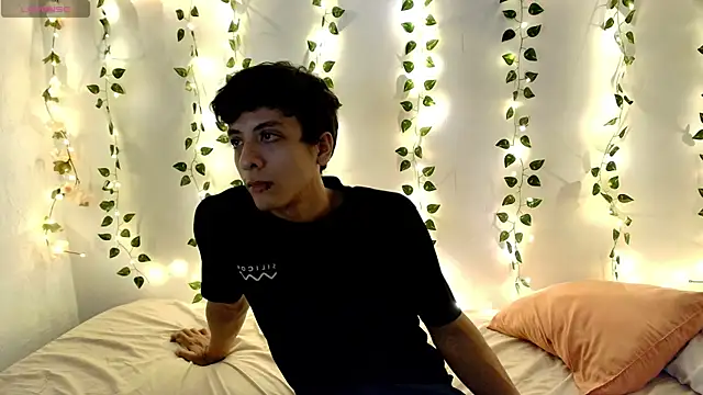 Snapshot of Naugthygamerboy chatting on 17, 6, 2026 Naugthygamerboy online show from 17, 6, 2026
