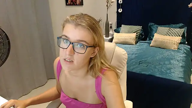 Yennyloves online show from 25, 7, 2026