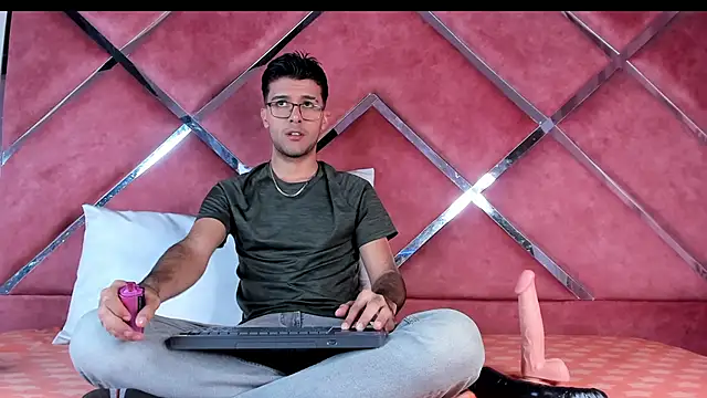 Snapshot of RodrigoColby2 chatting on 4, 6, 2026 RodrigoColby2 online show from 4, 6, 2026