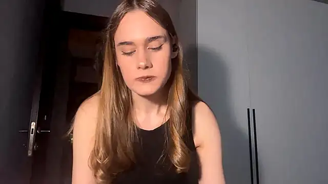 SharellFraleigh online show from 13, 4, 2026