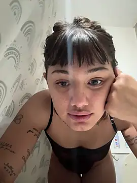 Snapshot of vickdaqui chatting on 7, 4, 2026 vickdaqui online show from 7, 4, 2026