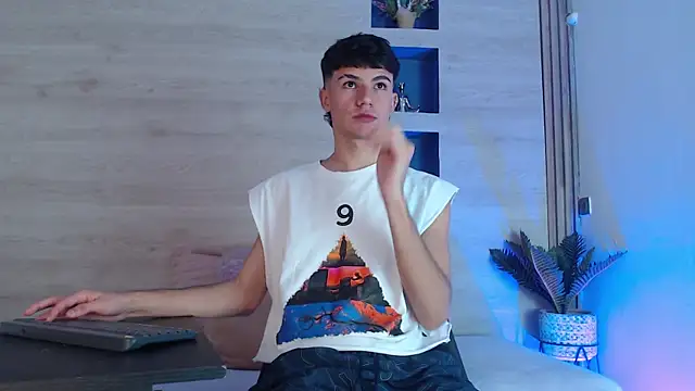 Snapshot of Logan_Steel chatting on 7, 7, 2026 Logan Steel online show from 7, 7, 2026