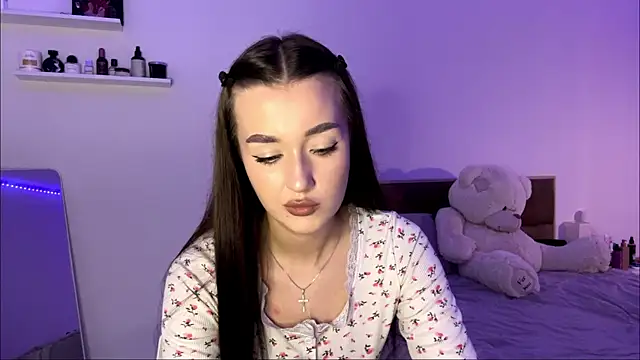 Snapshot of SophieLaine chatting on 17, 6, 2026 SophieLaine online show from 17, 6, 2026