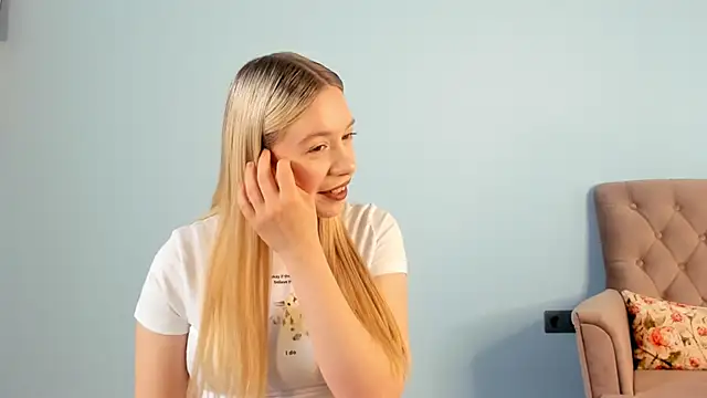 Snapshot of TrenaCavitt chatting on 10, 4, 2026 TrenaCavitt online show from 10, 4, 2026