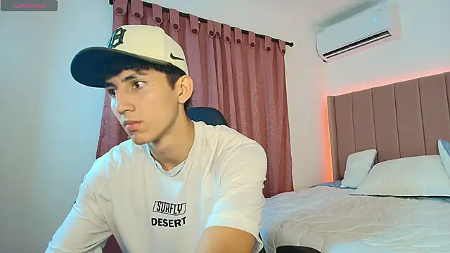 Snapshot of Valentino_Rey chatting on 20, 4, 2026 Valentino Rey online show from 20, 4, 2026
