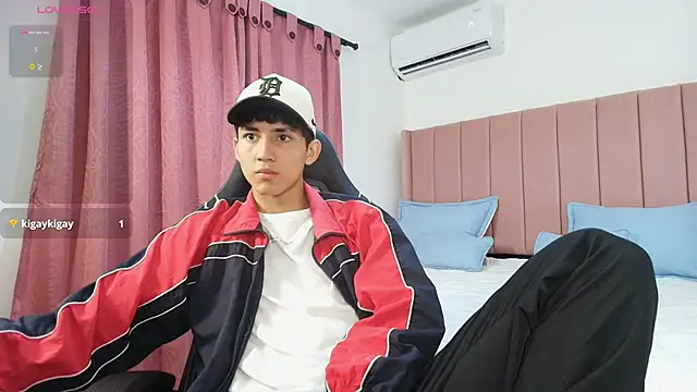 Snapshot of Valentino_Rey chatting on 21, 4, 2026 Valentino Rey online show from 21, 4, 2026