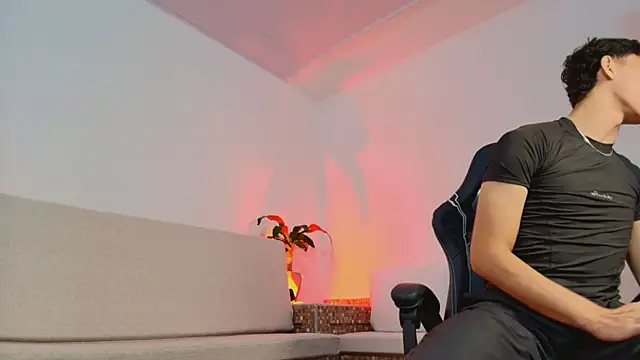 Snapshot of Valentino_Rey chatting on 15, 5, 2026 Valentino Rey online show from 15, 5, 2026